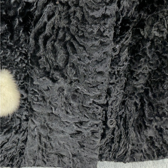 Breathtaking Vintage Fur Coat - Picture 5 of 12